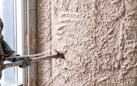 Le cr&eacute;pi projet&eacute; &agrave; base de li&egrave;ge prot&egrave;ge durablement les fa&ccedil;ades expos&eacute;es &agrave; l'humidit&eacute;